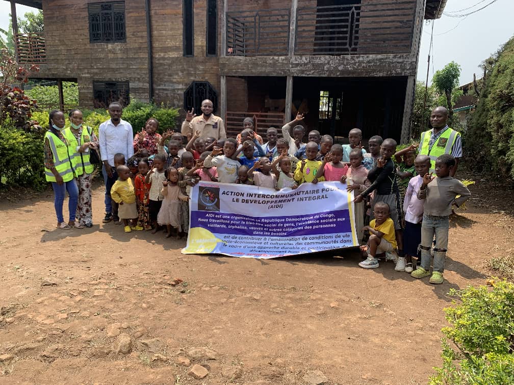 Équipe AIDI et enfants de la Maison Pacifique avec la banderole officielle — 9 juillet 2026
